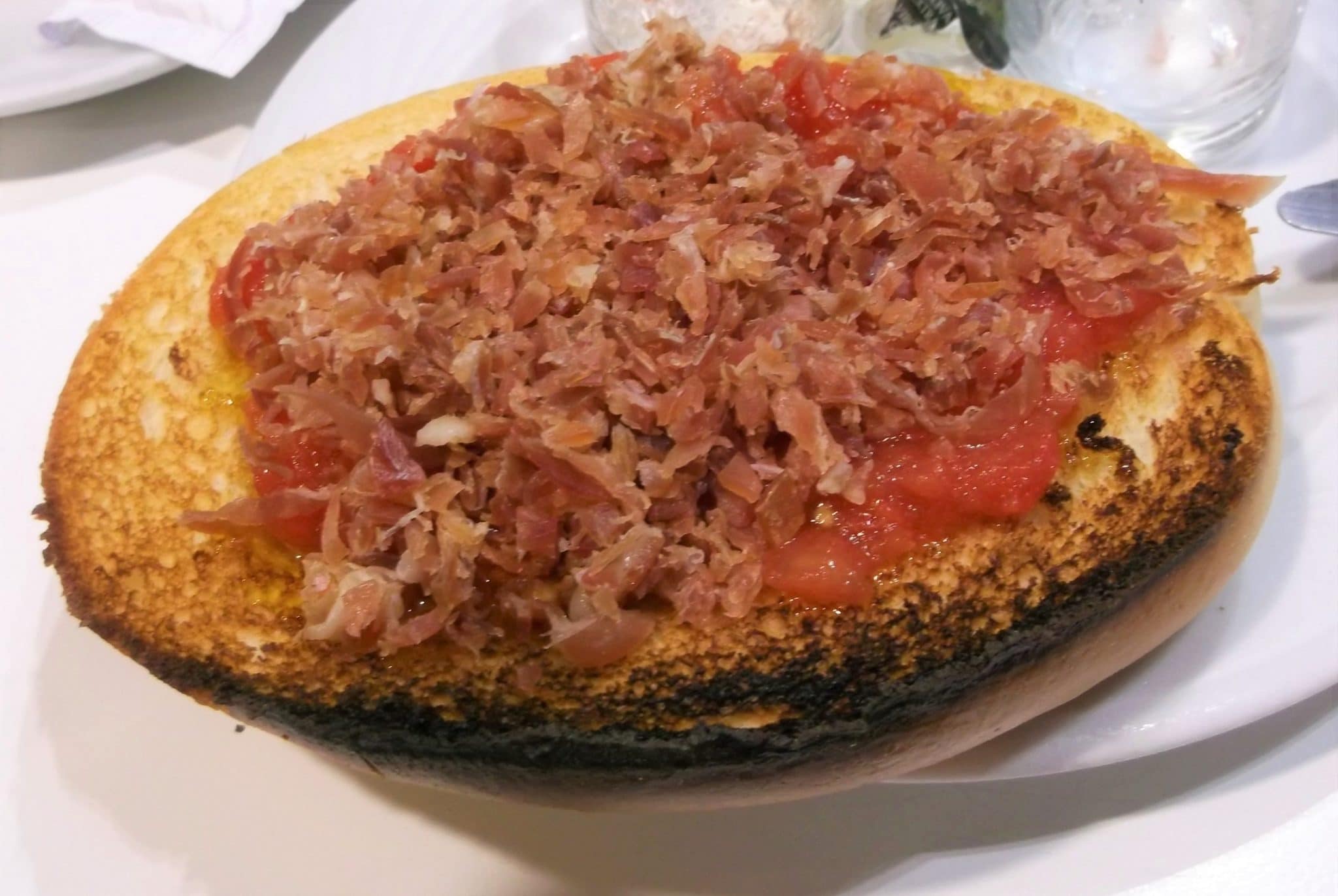 Pan con tomate z szynką serrano