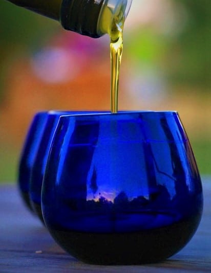 niebieskie szklanki do degustacji oliwy